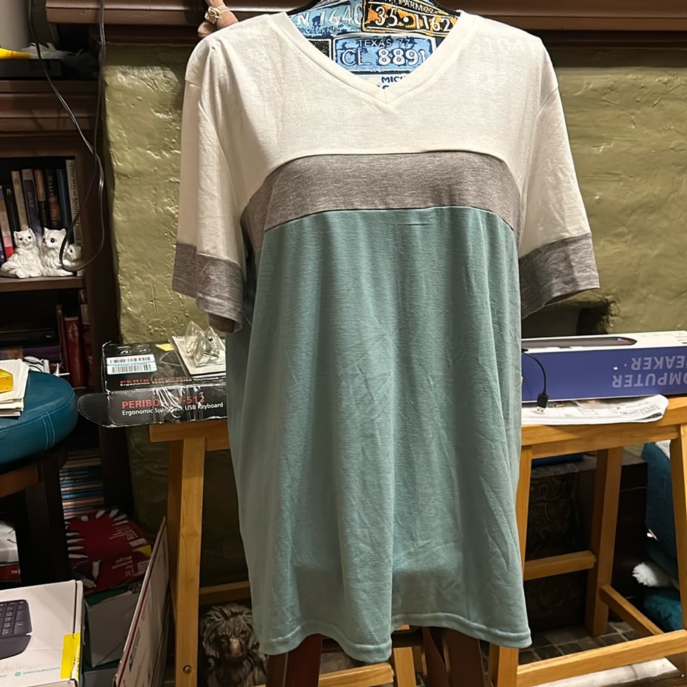 Color block tee shirt with V neck